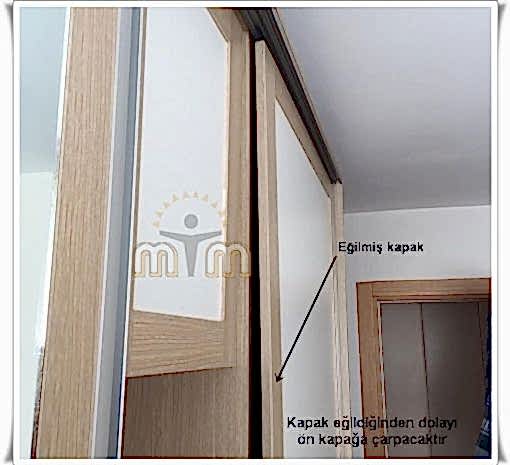   Gardırop dolabımın kapakları orta kısmın eğilmiş veya kamburlaşmış. Kapaklar birbirine sürtüyor. Bu sorun neden oluşur? Bu soruya cevap olarak yazılacak pek bir şey yok. Ben yinede kısa ve öz olarak sorunun sebebini birkaç kelimede özetlemeye çalışayım. Gardırop raylı kapaklar ray üzerinde çalışan, boyu ortalama 180 cm ile 220 cm arasında değişen panellerdir. Kullanılan malzeme itibariyle bu boylardaki tüm kapaklar eğilim gösterir. Sebebi ise uzun olması. 