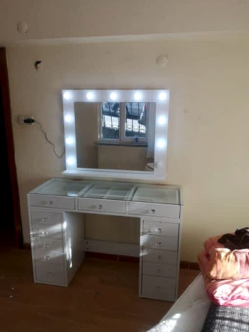  Avcılar mobilya montaj ve tamir hizmeti, ev ve iş yerlerinde kullanılan mobilyaların kurulumu, onarımı ve düzenlenmesi için önemli bir ihtiyaçtır. Günümüzde birçok mobilya demonte olarak satıldığı için kurulum süreci uzmanlık gerektirir. Yanlış yapılan montaj işlemleri mobilyaların kısa sürede bozulmasına, sallanmasına veya kapak ve çekmece sistemlerinin düzgün çalışmamasına neden olabilir. İlke Mobilya olarak Avcılar ilçesinde gardırop kurulumu, dolap tamiri, TV ünitesi montajı, masa ve sandalye kurulumu gibi birçok farklı mobilya işlemi için profesyonel çözümler sunulmaktadır.