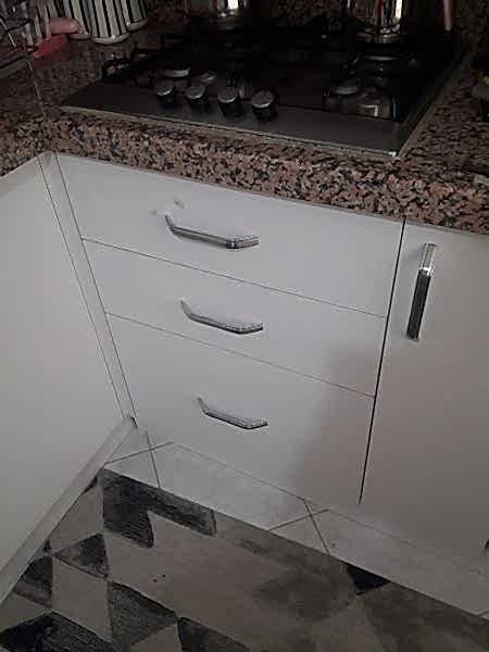  Mobilya montajı yalnızca vidaları sıkmakla yapılan basit bir işlem değildir. Özellikle büyük dolap sistemleri, sürgülü gardıroplar, kitaplıklar ve TV üniteleri gibi mobilyalar doğru ölçü ve denge ile kurulmalıdır. Yanlış kurulan mobilyalar zamanla eğilebilir, sallanabilir veya kapak ayarları bozulabilir. Avcılar mobilya montaj hizmeti kapsamında demonte olarak gelen mobilyaların tüm parçaları dikkatli şekilde birleştirilerek sağlam ve dengeli bir kurulum sağlanır.