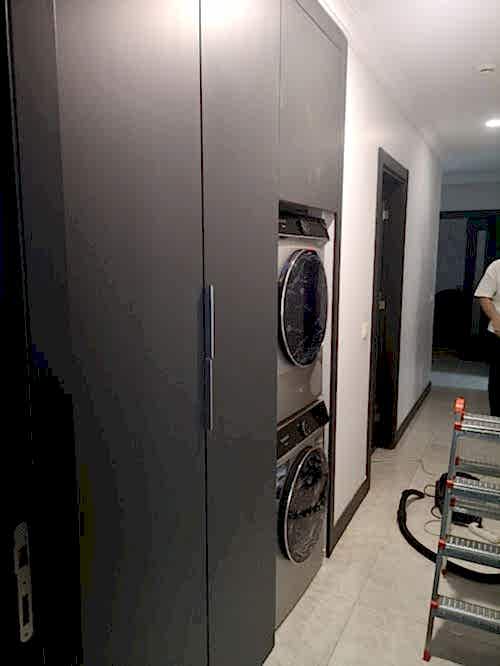  Yeni bir mobilya aldığınızda, kutuların içinden çıkan karmaşık şemalar ve yüzlerce vida gözünüzü korkutmasın. Başak Mahallesi’ndeki dairelerin yapılarına ve genişliklerine uygun şekilde, mobilyalarınızı milimetrik hesaplarla kuruyoruz.