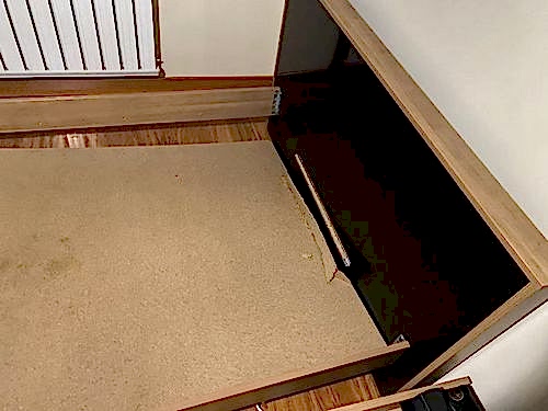  Günlük kullanım, taşınma, yoğun açılıp kapanma veya zamanla oluşan yıpranma nedeniyle mobilyalarda farklı arızalar ortaya çıkabilir. Başakşehir mobilya tamir hizmeti kapsamında en sık karşılaşılan sorunlar arasında dolap kapaklarının sarkması, menteşelerin gevşemesi, çekmece raylarının düzgün çalışmaması, boşa dönen vida yuvaları, sallanan masa ayakları, yerinden oynayan bağlantılar ve montaj noktalarında oluşan zayıflamalar yer alır. Bu tür sorunlar ilk başta küçük gibi görünse de zamanında müdahale edilmezse ürünün genel yapısını bozabilir.