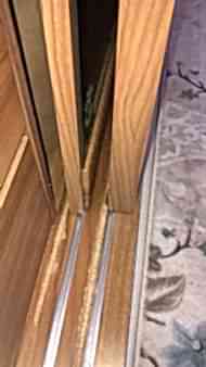  Mobilyalarınızın bozulması veya kırılması durumunda hemen yenisini almak yerine, onları uzman ellerde tamir ettirmek hem bütçenizi korur hem de anılarınızı yaşatır. İlke Mobilya, Başak Mahallesi’nde yerinde tamir hizmetiyle yanınızda! Ray Sistemi Değişimi: Bozulmuş sürgülü dolap raylarını veya takılan çekmece mekanizmalarını akıcı ve sessiz çalışan yeni nesil raylarla değiştiriyoruz.