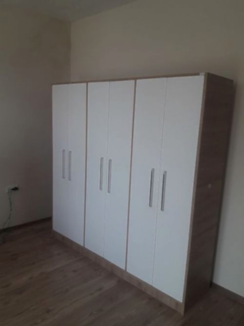  Başakşehir’de konut yapısının yoğun olması nedeniyle ev mobilyaları için kurulum ve tamir talepleri oldukça fazladır. Yatak odası takımları, genç odası ürünleri, çocuk odası dolapları, çalışma masaları, şifonyerler, komodinler, yemek masaları, sandalye grupları, portmantolar ve TV üniteleri en sık işlem yapılan mobilyalar arasında yer alır. Her ürünün bağlantı mantığı, kullanım şekli ve taşıma dengesi farklı olduğu için uygulamanın mobilya tipine göre yapılması gerekir.