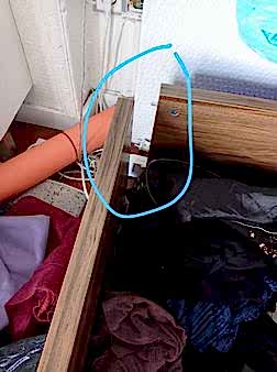  Mobilyalarınızın menteşesi mi kırıldı? Çekmeceniz mi takılıyor? Şahintepe’de yeni mobilya maliyetlerine girmeden, mevcut eşyalarınızı İlke Mobilya ustalığıyla tamir ettirebilirsiniz.  Menteşe ve Ray Değişimi: Sarkan mutfak kapakları, tam kapanmayan gardıroplar ve rayından çıkan çekmeceleri, en kaliteli yedek parçalarla yerinde onarıyoruz.