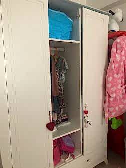   İlke Mobilya, Şamlar’daki evinizde yerinde tamir hizmeti sunar.  Menteşe, Ray ve Mekanizma Yenileme: Kapanmayan dolap kapaklarını, ses yapan rayları ve takılan çekmeceleri orijinal yedek parçalarla onarıyoruz.