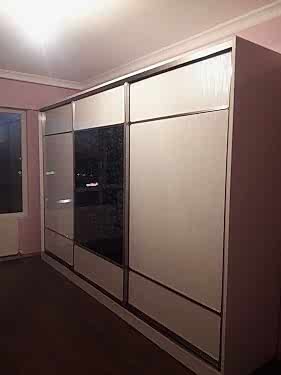  Sürgülü gardıroplarda en sık karşılaşılan sorun ray çıkması, kapak zor hareket etmesi veya tekerlek kırılmasıdır. Bu durum hem kullanım konforunu düşürür hem de kapağın düşmesine neden olabilir.