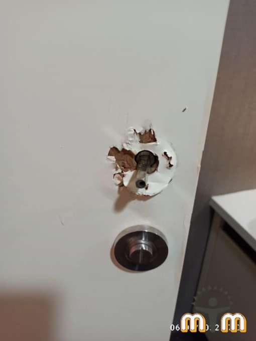  Mobilya tamir servisi olarak Arapcamii mahallesi mobilya tamiri konusunda hizmet veriyoruz. Mobilyalar yapısı gereği ahşaptan imal olması nedeniyle kolay hasar alabiliyor. Evden eve taşıma hizmeti veren bazı firmalar işlerini gelişi güzel yaptıklarından dolayı geride bir çok sorunlar bırakabiliyorlar. Mobilya tamir işlemi işinde deneyimli ve tecrübeli teknisyenler tarafından dikkatlice yapılmalıdır. İşinde 