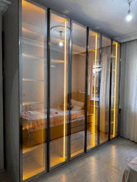  Kapak Seçenekleri ve Tasarım Alan durumuna ve kullanım şekline göre; sürgülü kapak veya menteşeli kapak seçenekleri sunuyoruz. Aynalı kapaklar ile mekânı daha ferah ve geniş göstermek mümkündür. Modern, sade veya klasik tasarımlar ile dekorasyona uyum sağlanır.