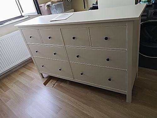  Esenyurt, yoğun nüfusu, sürekli taşınma hareketliliği, yeni yerleşim alanları ve geniş konut yapısı nedeniyle mobilya montaj ihtiyacının sık yaşandığı ilçelerden biridir. Yeni alınan bir gardırobun kurulması, demonte halde gelen bir çalışma masasının birleştirilmesi, sürgülü dolap sisteminin doğru şekilde ayarlanması ya da çocuk odası takımlarının güvenli biçimde monte edilmesi; 