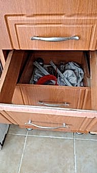  Kapak sarkması, menteşe arızası ve ray problemleri gibi durumlarda yerinde müdahale ederek hızlı çözüm sağlıyoruz. Mevcut mobilyaların kullanım ömrünü uzatarak ekonomik çözümler sunuyoruz.   Menteşe değişimi Çekmece tabanı değiştirme Ray değişimi Dolap sağlamlaştırma Kapak ayarı Çekmece ray tamiri Hasarlı parça değişimi