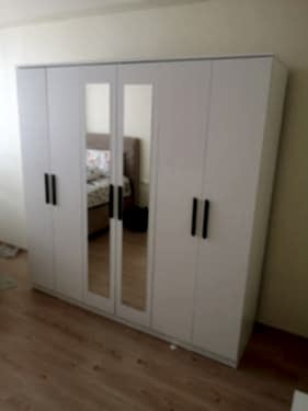  İncirtepe Mahallesi’ndeki evlerin yapısına ve taşınma dinamiklerine hakim bir ekip olarak, montaj sürecinde oluşabilecek tüm riskleri sıfıra indiriyoruz:  Marka Ayırt Etmeksizin Kurulum: IKEA, Vivense, Koçtaş, Trendyol veya yerel mobilyacılardan aldığınız; gardırop, şifonyer, kitaplık ve portmanto gibi tüm demonte ürünlerin montajı.  Yatak Odası ve Gardırop Montajı: Büyük gövdeli dolapların kapak ayarlarını ve gövde terazisini yaparak, mobilyanın zamanla öne eğilmesini veya kapakların sürtmesini engelliyoruz.