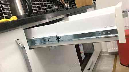  Yılların yorgunluğu mobilyalarınızda kendini göstermeye mi başladı? İncirtepe Mahallesi mobilya tamir servisimizle, anısı olan eşyalarınızı çöpe atmak yerine onları ilk günkü formuna kavuşturuyoruz:  Menteşe ve Kapak Revizyonu: Sarkan mutfak kapakları, kapanmayan gardırop kapıları ve yerinden oynayan menteşe yuvalarının teknik dolgu yöntemleriyle güçlendirilmesi.