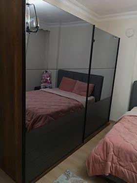  İstiklal Mahallesi’nde yeni taşınanlar veya evini internetten aldığı modern mobilyalarla yenileyenler için hatasız kurulum hayati önem taşır. Yanlış sıkılan bir vida, mobilyanın gövdesinde geri dönüşü olmayan hasarlar bırakabilir. Biz, bu riskleri ortadan kaldırıyoruz:  Marka Ayırt Etmeksizin Kurulum: IKEA, Vivense, Trendyol, Koçtaş veya butik mağazalardan alınan; gardırop, şifonyer, kitaplık, TV ünitesi ve yemek masası montajı.