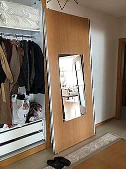  Modern ve şık mobilyalar, yoğun kullanımda teknik aksaklıklar çıkarabilir. Koza Mahallesi tamir servisimizle, mobilyalarınızın konforunu ve ilk günkü işlevselliğini geri kazandırıyoruz:  Raylı Sistem ve Stop Mekanizması Tamiri: Sürgülü dolaplarda yaşanan raydan çıkma, takılma veya vakumlu (frenli) kapak sistemlerinin hassas onarımı ve parça değişimi.