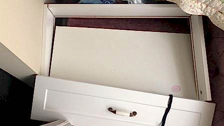  Mobilyalarınız zamanla yıpranabilir, taşınma sırasında darbe alabilir veya yoğun kullanım nedeniyle menteşe yuvaları aşınabilir. Mehmet Akif Ersoy Mahallesi tamir servisimizle, mobilyalarınızı çöpe atmak yerine onları ilk günkü sağlamlığına kavuşturuyoruz:  Menteşe ve Kapak Onarımı: Sarkan mutfak kapakları, kapanmayan banyo dolapları ve yerinden oynayan menteşe yuvalarının teknik dolgu yöntemleriyle güçlendirilmesi ve parça değişimi.