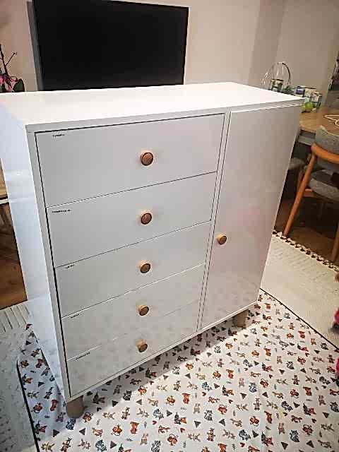  Zamanla kullanılan her mobilyada farklı düzeylerde yıpranma görülebilir. Esenyurt mobilya tamir hizmeti kapsamında en sık karşılaşılan problemler arasında gevşeyen bağlantılar, kırılan menteşeler, boşa dönen vidalar, raydan çıkan çekmeceler, sarkan kapaklar, yerinden oynayan ayaklar, deforme olmuş bağlantı noktaları ve sökülmüş parçalara bağlı kullanım sorunları yer alır. Özellikle sık açılıp kapanan dolap kapaklarında zamanla ayar bozulması yaşanması oldukça yaygındır.