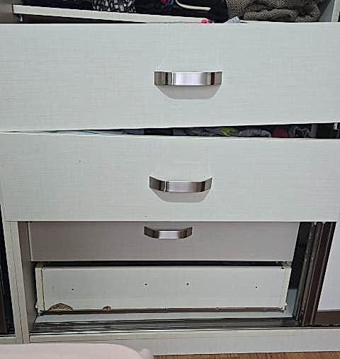  Esenyurt’ta yalnızca konutlar değil, ofisler ve iş yerleri de yoğun biçimde mobilya montaj ve tamir desteğine ihtiyaç duyar. Ofis ortamında kullanılan masa sistemleri, depolama dolapları, çalışma üniteleri ve toplantı alanı mobilyaları sürekli kullanım nedeniyle zamanla gevşeyebilir veya işlevini kaybedebilir. Özellikle çekmece rayları, kapak mekanizmaları ve masa birleşim noktaları en sık sorun yaşanan alanlardır.