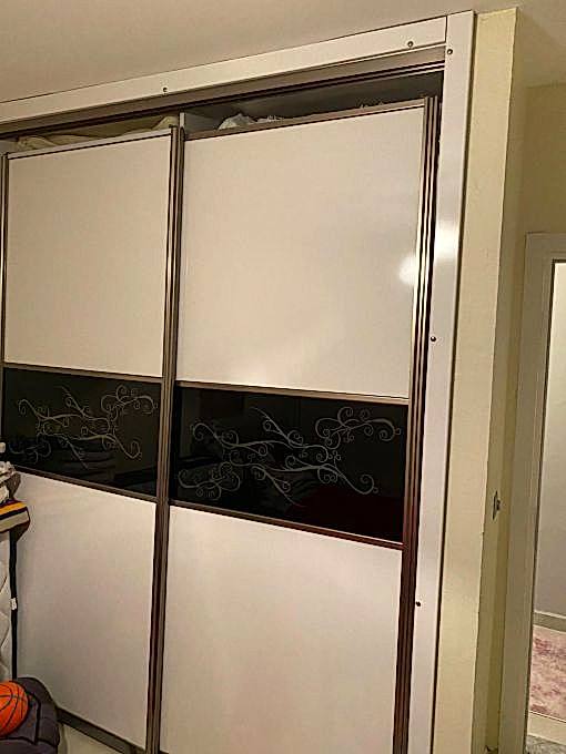  Esenyurt gardırop montajı, ilçede en sık talep edilen hizmetlerin başında gelir. Büyük hacimli dolaplar, çok parçalı yapıları nedeniyle yanlış kurulduğunda hem kullanım zorluğu yaratır hem de kısa sürede deformasyona uğrayabilir. Gardırop kurulumunda gövde birleşimlerinin düzgün yapılması, kapakların terazide durması, menteşe ayarlarının doğru verilmesi ve dolabın zemine uygun şekilde yerleştirilmesi gerekir.