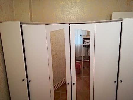  Mobilyalarınız zamanla yıpranabilir, taşınma sırasında darbe alabilir veya yoğun kullanım nedeniyle menteşe yuvaları aşınabilir. Saadetdere Mahallesi tamir servisimizle, eşyalarınızı çöpe atmak yerine onları ilk günkü sağlamlığına kavuşturuyoruz:  Menteşe ve Kapak Onarımı: Sarkan mutfak kapakları, kapanmayan banyo dolapları ve yerinden oynayan menteşe yuvalarının teknik dolgu yöntemleriyle güçlendirilmesi.