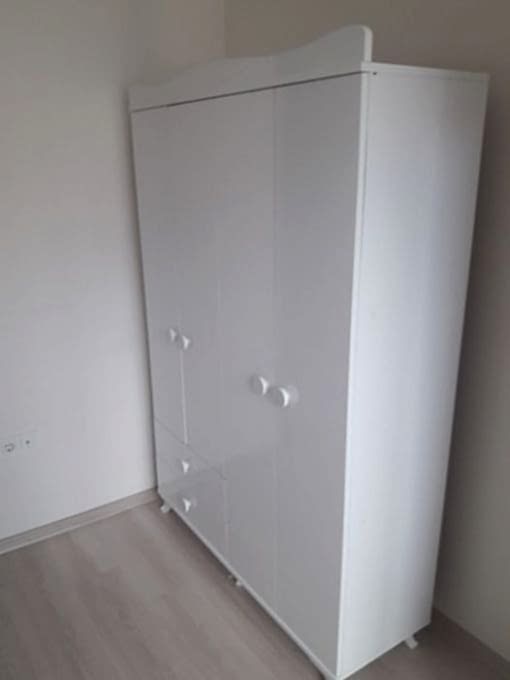  Şehitler Mahallesi’ndeki hem klasik hem de yeni nesil binaların iç mekân yapılarına hakimiz. Aldığınız mobilyaların, odanızın en doğru yerine ve en sağlam şekilde kurulmasını sağlıyoruz:  Marka Bağımsız Kurulum: IKEA, Vivense, Trendyol, Koçtaş veya butik mobilya mağazalarından aldığınız; gardırop, şifonyer, kitaplık ve yemek masası gibi tüm ürünlerin montajı.