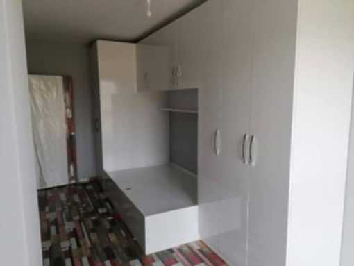  Genç Odası İmalatı Genç odası, yalnızca bir yatak odası değil; ders çalışılan, dinlenilen ve kişisel alanın en yoğun kullanıldığı yaşam alanıdır. ilkemtm olarak gençlerin ihtiyaçlarını, ebeveynlerin beklentilerini ve mekanın ölçülerini bir araya getirerek özel ölçü genç odası imalatı gerçekleştiriyoruz.