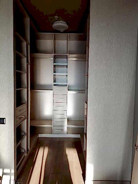  TV Ünite Mobilya İmalatı Günümüz yaşam alanlarında TV ünitesi, yalnızca televizyonu taşıyan bir mobilya değil; salonun düzenini sağlayan ve dekorasyonunu tamamlayan önemli bir unsurdur. ilkemtm olarak, yaşam alanlarınıza özel ölçü ve tasarımlarla TV ünite mobilya imalatı hizmeti sunuyoruz. Özel Ölçü TV Ünitesi İmalatı Her evin ölçüsü ve kullanım ihtiyacı farklıdır. Hazır ürünlerin yetersiz kaldığı durumlarda, tamamen alanınıza uygun özel ölçü TV üniteleri üretiyoruz. Duvar ölçülerine birebir uyum sağlayan tasarımlar sayesinde hem estetik hem de maksimum kullanım alanı elde edilir.