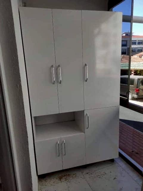  Kombi Dolabı İmalatı ilkemtm olarak kombiniz için estetik, güvenli ve özel ölçü kombi dolabı imalatı hizmeti sunuyoruz. Özel Ölçü Kombi Dolabı Çözümleri Kombi dolapları, yaşam alanlarında hem görsel bütünlüğü sağlamak hem de kombi sistemini korumak amacıyla tercih edilir. ilkemtm, her mekâna uygun özel ölçü kombi dolabı imalatı ile standart çözümlerin ötesine geçer.  Kombinin bulunduğu alan, tesisat yapısı ve servis erişimi dikkate alınarak tasarlanan dolaplarımız, hem güvenli hem de uzun ömürlü kullanım sunar.