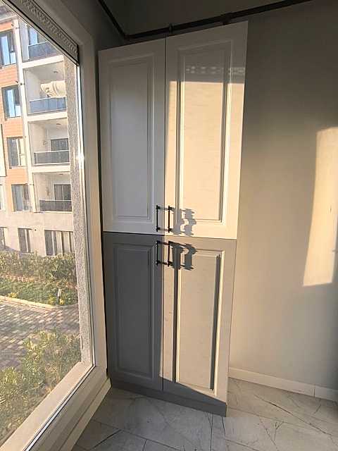  Kullanılan Malzemeler ve İşçilik Kalitesi Kombi dolabı üretiminde ağırlıklı olarak suntalam ve mdflam gövde sistemleri kullanılmaktadır. Kapak seçenekleri, mekânın genel dekorasyonuna uygun renk ve dokularda tercih edilir.  Sağlam menteşeler, kaliteli bağlantı elemanları ve düzgün montaj sayesinde dolaplarımız uzun yıllar sorunsuz şekilde kullanılır.