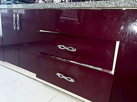  Menteşe ve Kapak Ayarları Zamanla dolap kapakları sarkabilir veya kapanmaz hale gelebilir. Menteşe değişimi, ayar işlemi ve kapak hizalama işlemleri yapılır. Çekmece Ray Değişimi Raydan çıkan, zor açılan ya da düşen çekmeceler için ray değişimi ve sağlamlaştırma işlemi uygulanır. Gardırop Kapak ve Sürgü Tamiri Sürgülü kapak sistemlerinde teker arızaları, ray eğilmeleri sık görülür. Parça değişimi ve sistem ayarı yapılır.