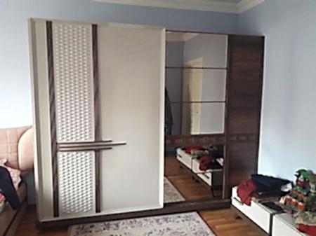  Mobilya montajı yalnızca parçaların bir araya getirilmesinden ibaret değildir. Özellikle büyük dolap sistemleri, raflı kitaplıklar, TV üniteleri ve gardıroplar doğru ölçü ve denge ile kurulmalıdır. Kurulum sırasında bağlantı noktalarının sağlam yapılması, kapak ve çekmece ayarlarının doğru verilmesi ve mobilyanın zemine uygun şekilde yerleştirilmesi gerekir.