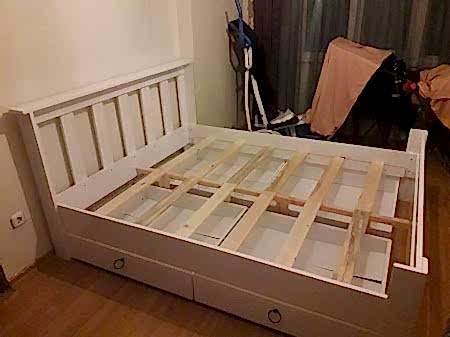  Mobilyalar uzun süre kullanıldığında çeşitli sorunlar ortaya çıkabilir. Dolap kapaklarının sarkması, çekmece raylarının bozulması, masa ayaklarının gevşemesi veya bağlantı noktalarının zayıflaması en sık karşılaşılan problemler arasında yer alır. Küçükçekmece mobilya tamir hizmeti kapsamında bu tür sorunlar tespit edilerek gerekli onarım işlemleri yapılır.