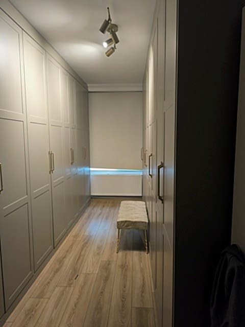  Kullanılan Malzemeler ve İşçilik Portmanto dolabı imalatında gövde yapısında suntalam ve mdflam, kapaklarda ise tercihe göre mdf üzeri membran, lake veya mdflam kaplama kullanılmaktadır.  Dayanıklı malzeme yapısı Kolay temizlenebilir yüzeyler Uzun ömürlü kullanım Tüm menteşe ve ray sistemleri kaliteli aksesuarlarla desteklenerek sessiz ve sorunsuz kullanım sağlanır.