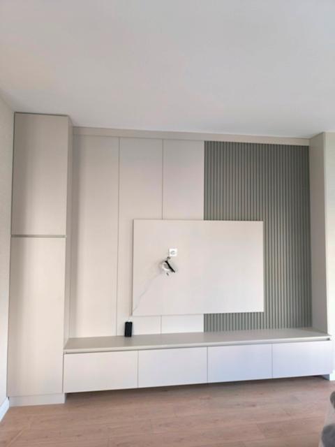  Neden ilkemtm? Özel ölçü ve kişiye özel üretim Kaliteli malzeme ve titiz işçilik Zamanında teslimat Profesyonel montaj ve kurulum Satış sonrası destek ilkemtm, TV ünite mobilya imalatında estetik, dayanıklılık ve kullanıcı memnuniyetini ön planda tutar. Yaşam alanınıza değer katacak, uzun yıllar sorunsuz kullanabileceğiniz TV üniteleri için bizimle iletişime geçebilirsiniz.