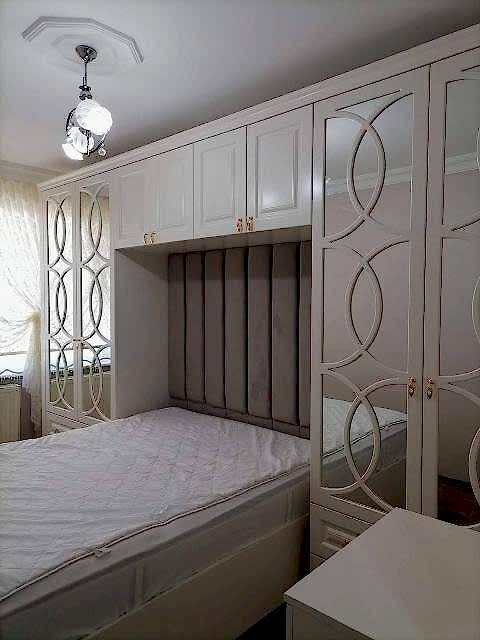  Özel Ölçü Yatak Odası Mobilyaları Her evin ölçüsü ve kullanım alışkanlığı farklıdır. Bu nedenle hazır mobilyalar her zaman ideal çözüm sunmaz. ilkemtm, yatak odanıza özel ölçülerle üretim yaparak alanı en verimli şekilde değerlendirmenizi sağlar.  Gardırop ve elbise dolabı imalatı Karyola ve baza sistemleri Komodin ve şifonyer üretimi Yatak başlığı ve panel uygulamaları Depolama odaklı yatak odası çözümleri